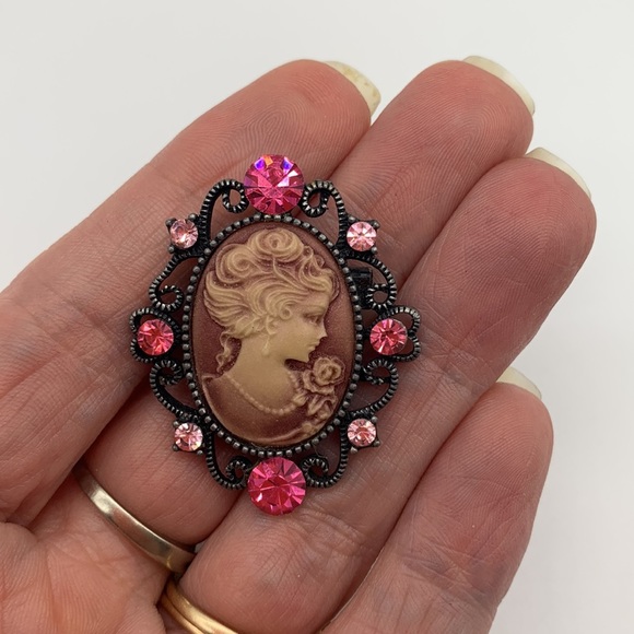 Vintage Style Cameo Brooch Pink with Pink Rhinestones - Picture 5 of 7